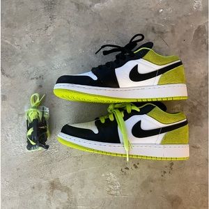 Air Jordan 1 Low SE GS 'Black cyber YOUTH 6 = women’s 7.5 never worn